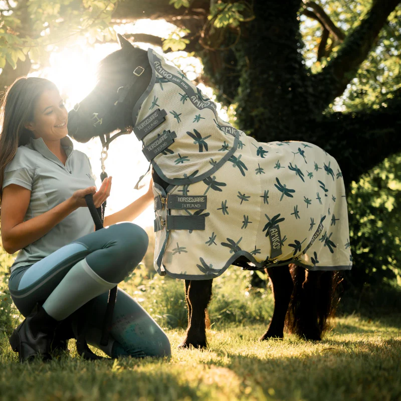 Horseware - Couverture anti-mouches Amigo Bug Rug Plus Petite dragonfly print/ argent/ bleu/ sauge – Image 3
